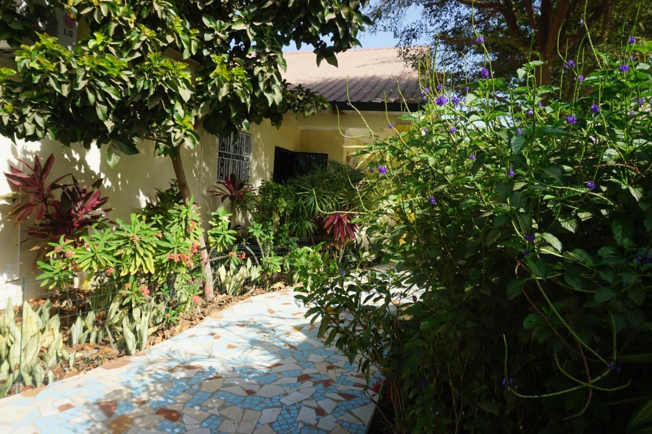 B & B Villa Calliandra Bijilo Exterior foto